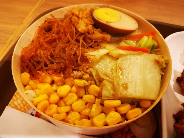 便當的主食部分，有白飯、配菜三款、滷水蛋半隻及蔬菜