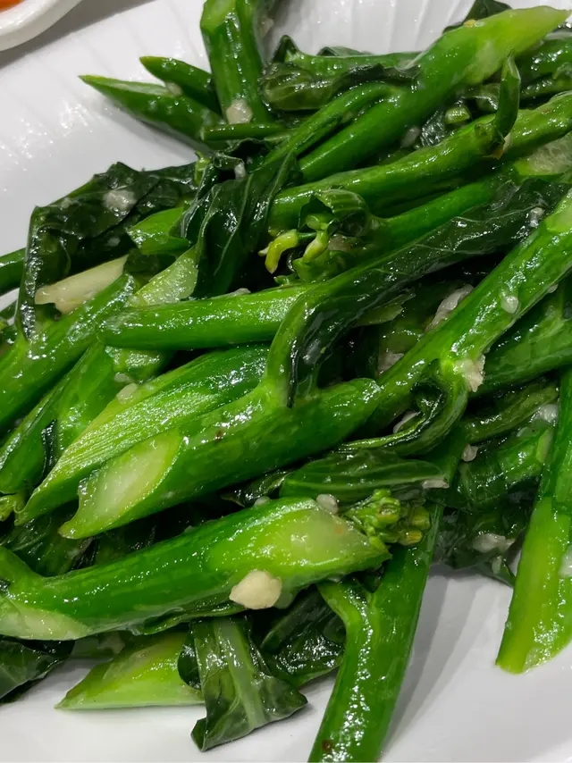 上湯大虎蝦伊麵底，片皮鴨，蒜蓉炒芥蘭，薑蔥蠔