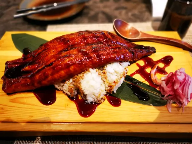 原條鰻魚以鰻魚汁燒香,配合有生雞蛋的白飯,相當美味