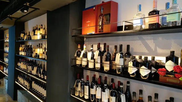 主要售賣樽裝酒 (紅酒、日本清酒) 