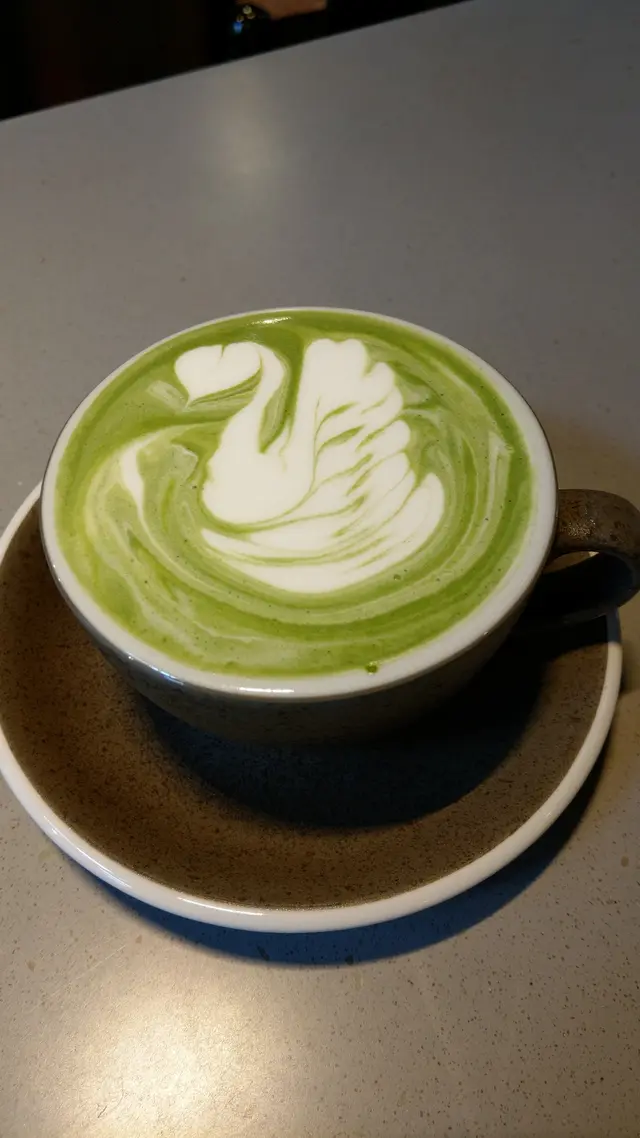 表面加入牛奶，拉出精美的天鵝圖案拉花