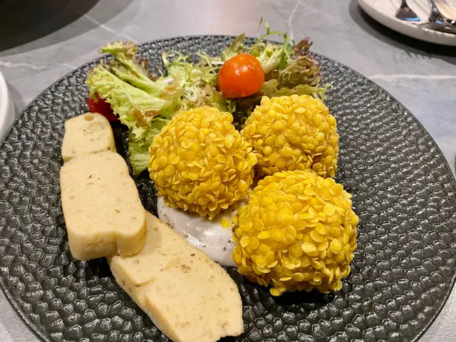 黃金素鵝肝球佐松露白汁