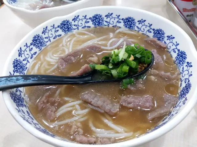 我跟家人分別各點了灼滑牛肉米線，一碗是原味，一碗可免費加腩汁。粉麵送來的時候，蔥花也是分開上的，這是我最欣賞的安排呢！先說那些米線吧！生熟度恰度好處，米線不會太熟，還保留那份少少的煙韌口感，這就不能不讚這裡的師傅煮粉麵的功架真的不錯，加上那選料的職員也是功不可沒呢！至於那滑牛肉呢！真的是滑，有少許牛味，每碗約有六、七片左右，份量都不算少。