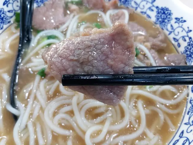 我跟家人分別各點了灼滑牛肉米線，一碗是原味，一碗可免費加腩汁。粉麵送來的時候，蔥花也是分開上的，這是我最欣賞的安排呢！先說那些米線吧！生熟度恰度好處，米線不會太熟，還保留那份少少的煙韌口感，這就不能不讚這裡的師傅煮粉麵的功架真的不錯，加上那選料的職員也是功不可沒呢！至於那滑牛肉呢！真的是滑，有少許牛味，每碗約有六、七片左右，份量都不算少。