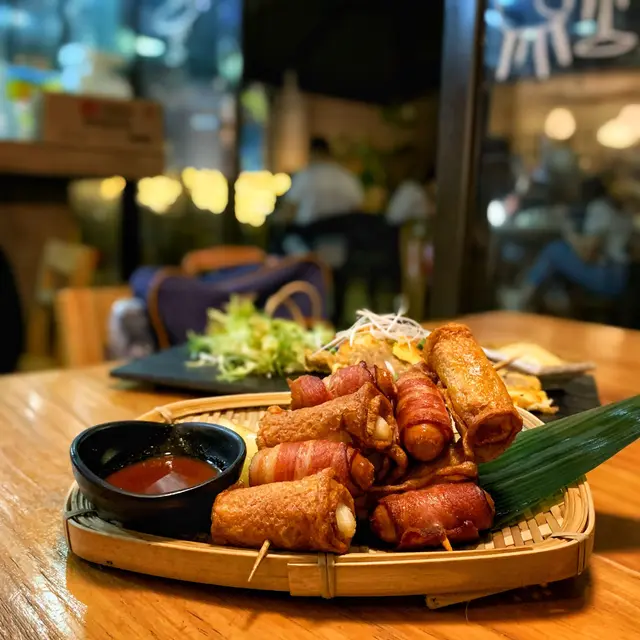 魚餅年糕卷 vs 煙肉芝士腸卷