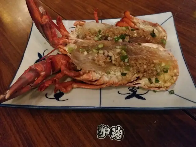 蒜蓉粉絲蒸原隻加拿大龍蝦