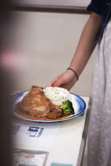 香煎厚切招牌猪扒饭配日本温泉蛋