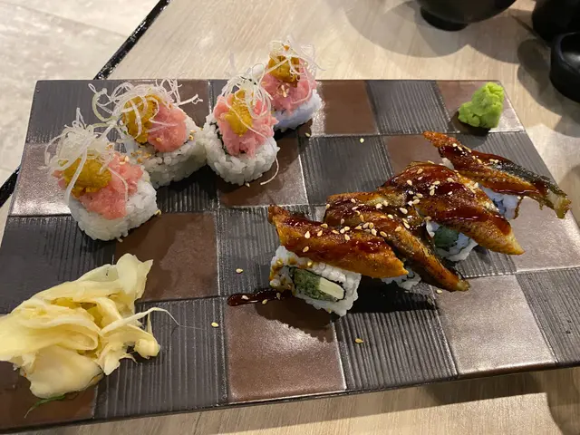 碎蔥吞拿魚腩海膽卷, 忌廉芝士鰻魚卷