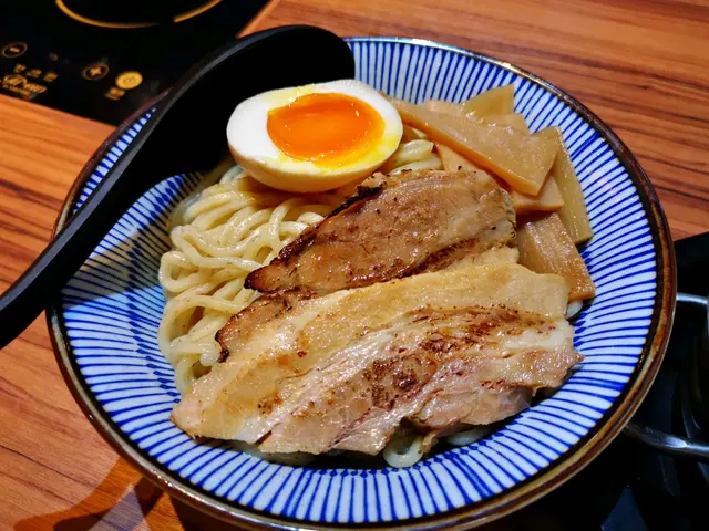 沾麵配料有半隻流心蛋、筍片及兩塊日式叉燒