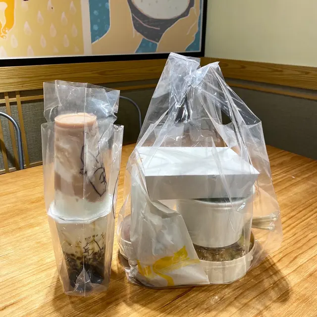 芋頭鮮奶(跟餐加$27)& 黑糖珍珠仙草鮮奶 (跟餐加$21)