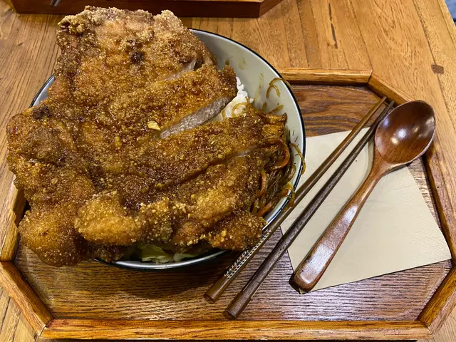 那個滷排骨便當