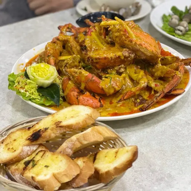 泰式咖喱炒蟹配蒜茸包