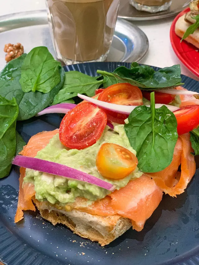 𝘎𝘶𝘢𝘤𝘢𝘮𝘰𝘭𝘦, 𝘚𝘮𝘰𝘬𝘦𝘥 𝘴𝘢𝘭𝘮𝘰𝘯 𝘴𝘭𝘪𝘤𝘦𝘴, 𝘊𝘩𝘦𝘳𝘳𝘺 𝘵𝘰𝘮𝘢𝘵𝘰𝘦𝘴, 𝘙𝘦𝘥 𝘰𝘯𝘪𝘰𝘯, 𝘚𝘱𝘪𝘯𝘢𝘤𝘩