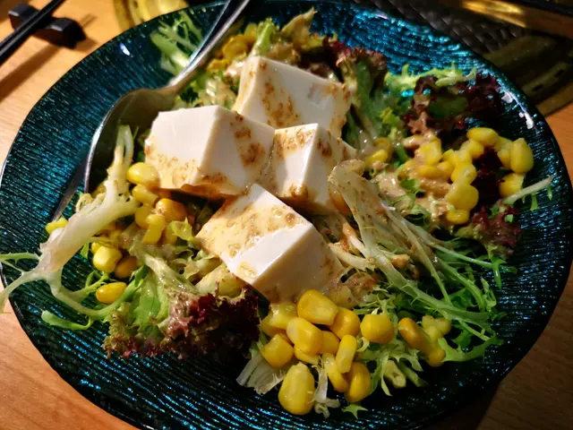 安曇野豆腐，配大量沙律菜及玉米粒，以胡麻醬調味