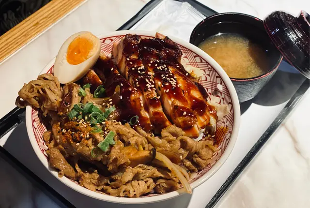 比預期中好食好多 雞蛋係正常嘅溏心蛋 肥牛入口略嫌有啲鞋口 但份量唔少 雞扒嫩口醬汁多 差在啲雞皮冇煎得香脆!正啊! 飯量非常多!