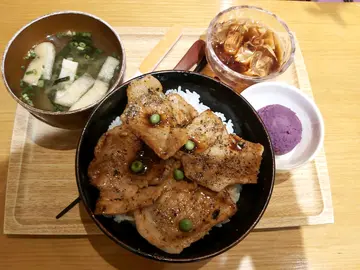 十勝帶廣名物豚丼(並盛)