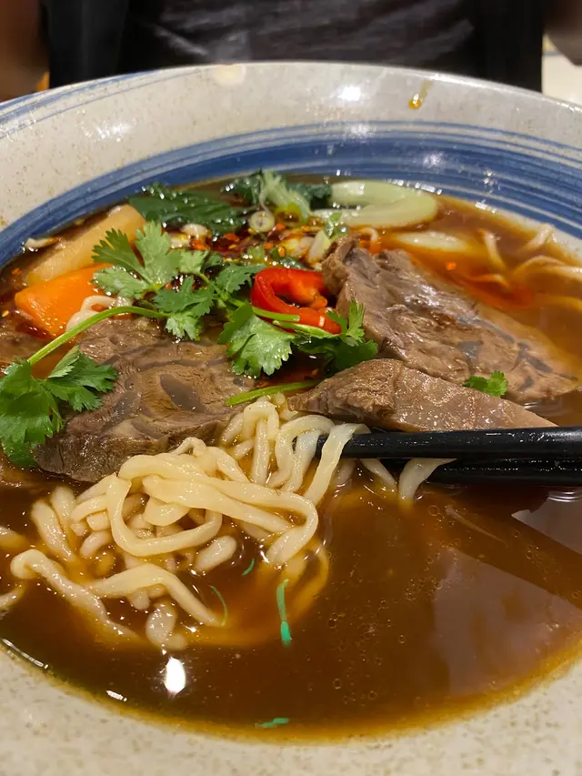 麻辣紅燒腱心牛肉麵