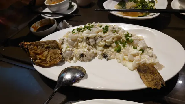 今晚重點菜式，先講口感，成條桂花魚去骨，瑤柱蛋白連埋桂花魚大大啖入口，唔怕有骨，完全放心享受到桂花魚嘅香滑，不論就咁食定送飯都咁好味，食完一啖就停唔到要繼續食落去，嚴重啲講，呢個白龍王絕對有條件成為老掌櫃最好味嘅菜式（無之一）。。。：Ｄ