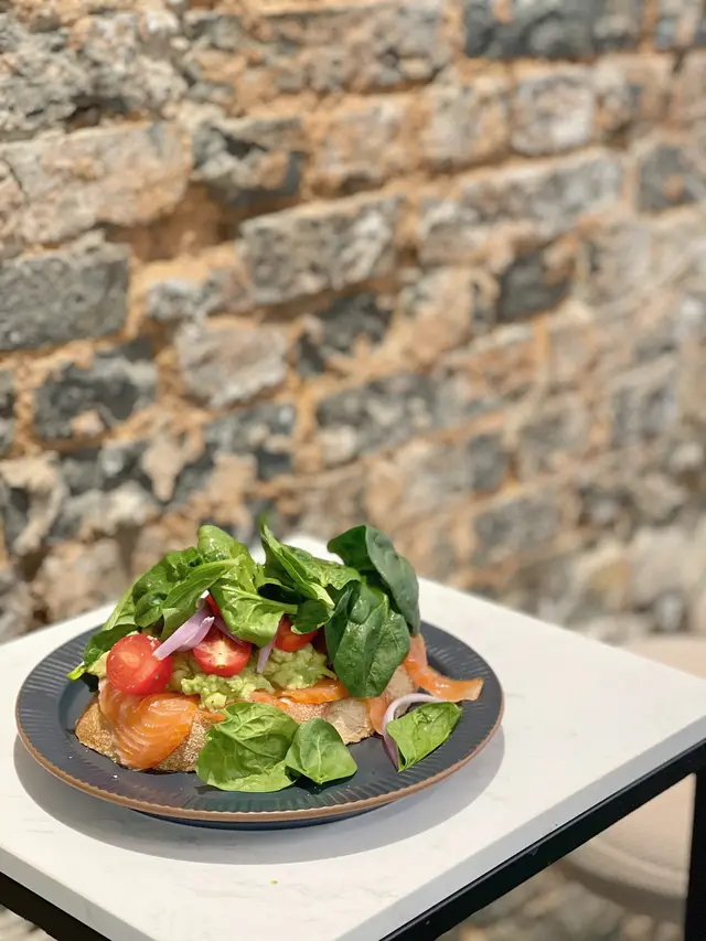 經典牛油果三文魚配酸種麵包