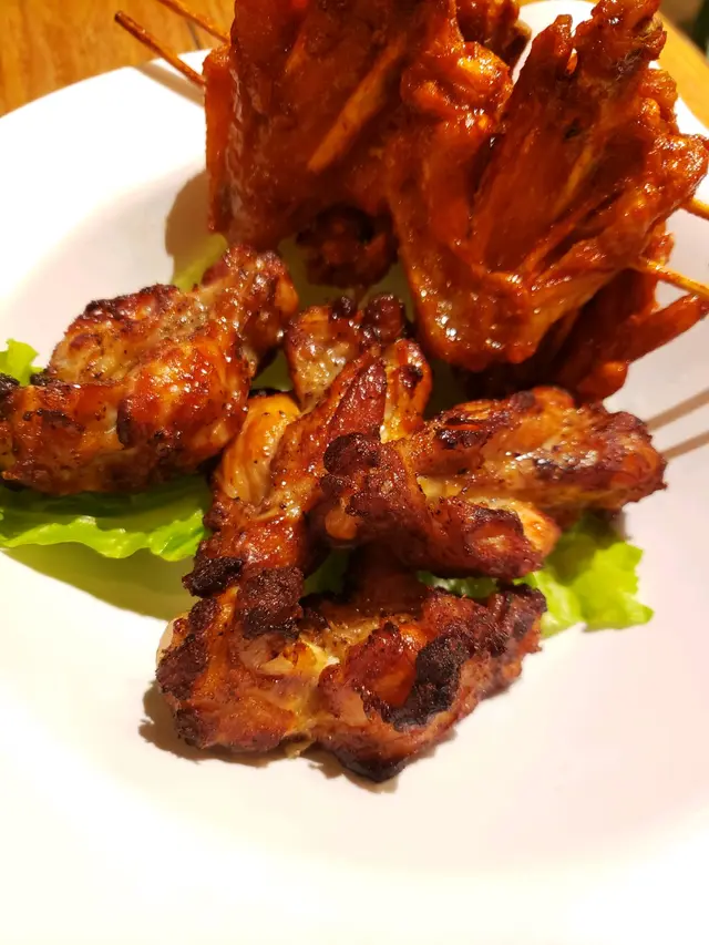 水牛城雞翼$32、黑椒蒜香雞搥$26