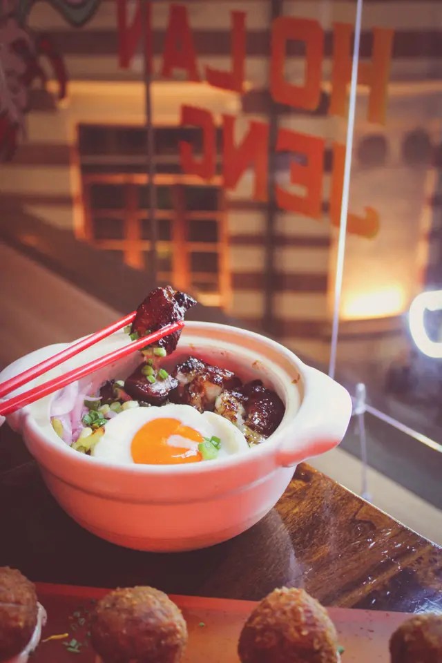 24小時慢煮伊比利亞叉燒,配煎日本太陽蛋, 紅洋蔥漬,香噴噴香蔥豬油撈飯