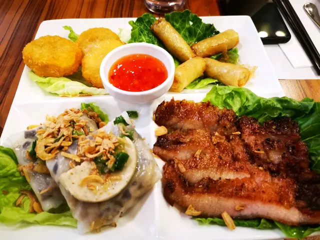 有越式扎肉粉卷兩件炸蝦餅三件、越式春卷四件及燒豬頸肉