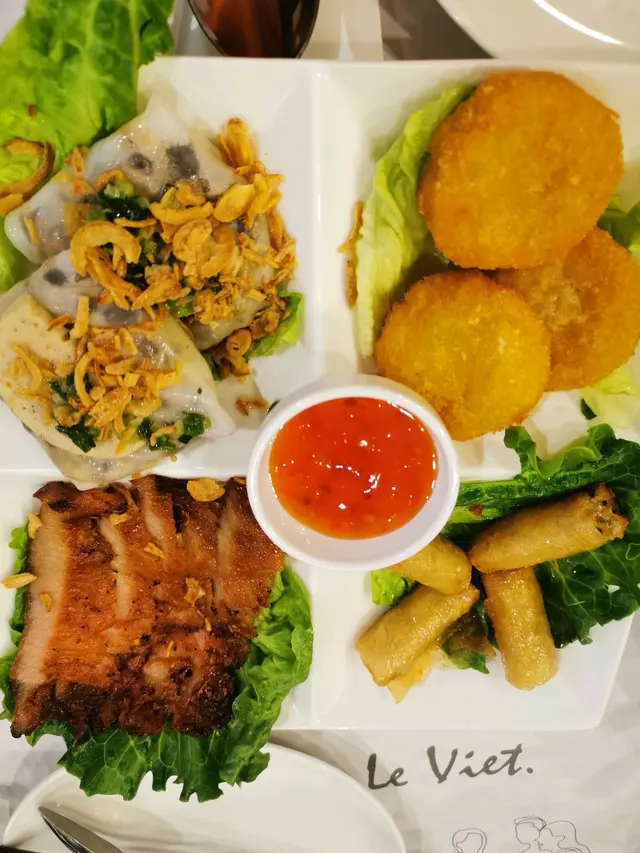 餡料豐富的紮肉蒸粉包,最有特色!