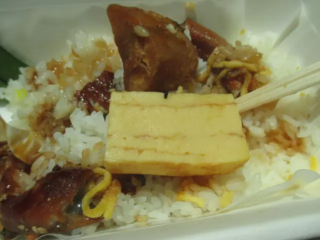 今日專登走和田購買個招牌鰻魚飯便當。用八達通購買便當。個飯盒加杯奶茶都係$66。購買時間每日12時正至下午1時半。逢星期一至星期五。用自動售買機購買。個飯盒温度適中。個飯盒買完走去food court坐位食便當。個便當賣相好正。鰻魚肉好新鮮。加埋醬汁就有日本風。個飯用日本米。食得出同泰國米有唔同。個蛋造到好美觀。食落好彈牙。杯自家製奶茶好滑好飲。下次要試下自家製中湯。