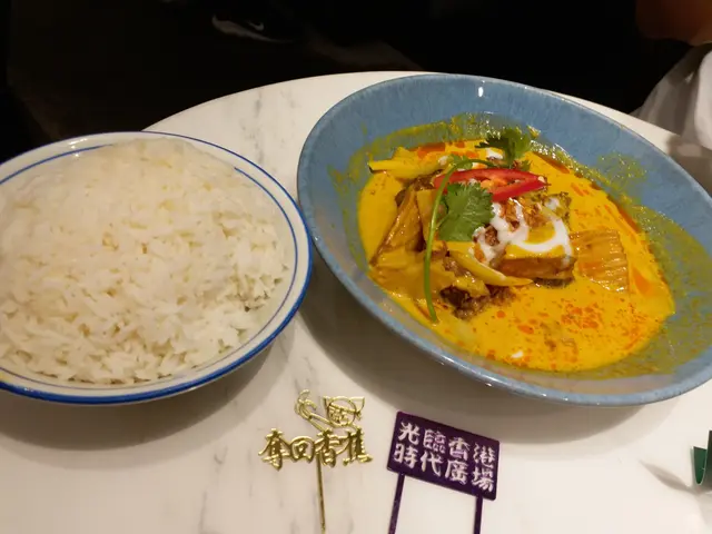 黃咖哩牛腩配白飯