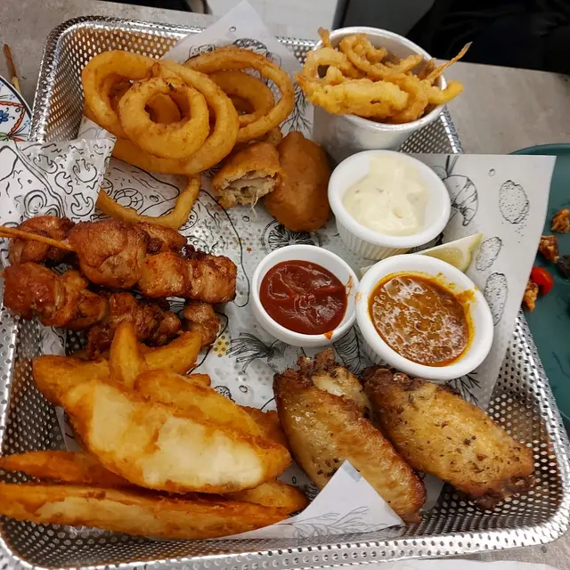 炸小魚味道唔錯，但炸茄子就好油，其他既一般