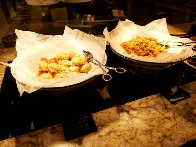 蜂巢炸墨魚、椒鹽白飯魚