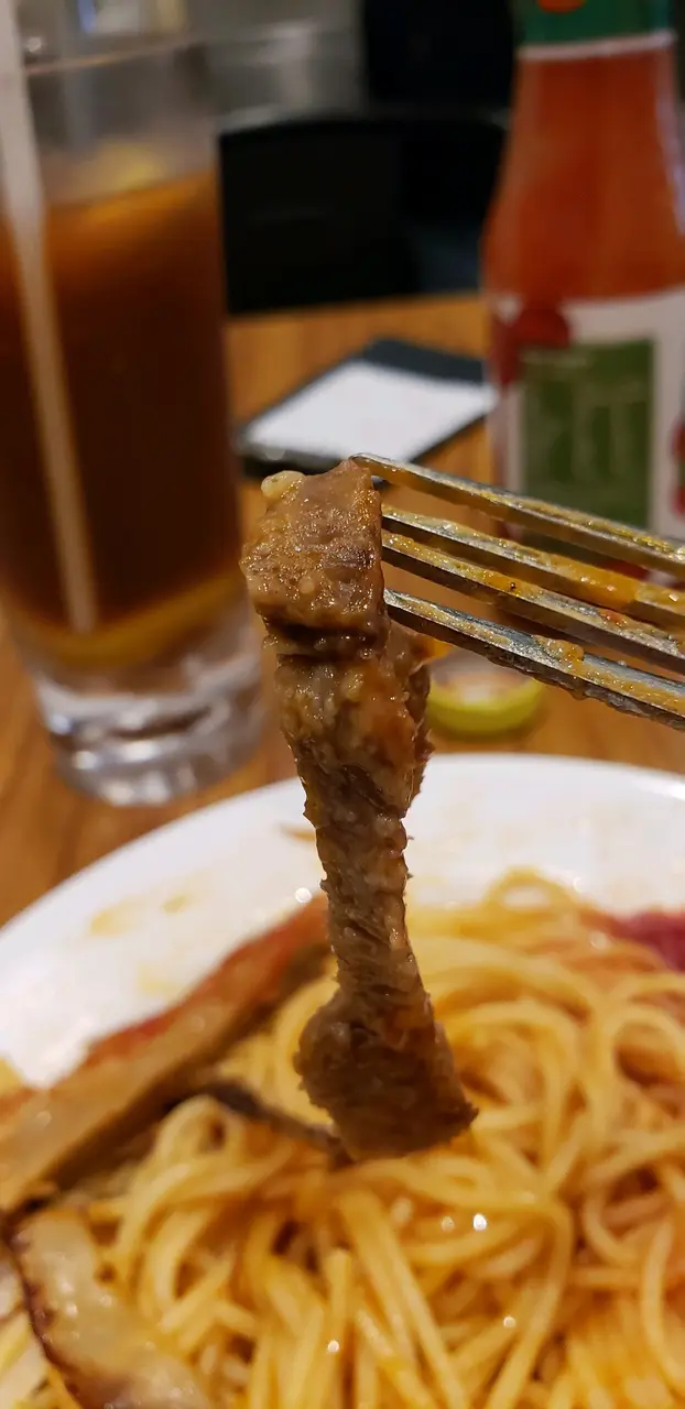 全碟意粉都冇半塊蕃茄，得3塊洋蔥-，同4片薄切牛脷，連茄计嘅色水都冇，我要落左兩篤茄汁先食到，食過1次早餐+今次下午茶，呢間食肆我可以black list佢，以後5会再幫襯😡😡😡