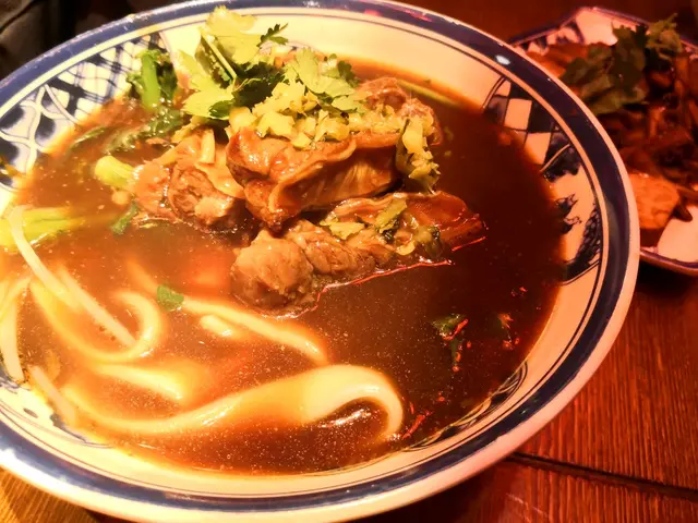 紅燒牛腩刀削麵