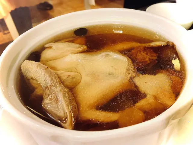 原鼎海椰皇仔燉鷓鴣黑毛豚肉湯