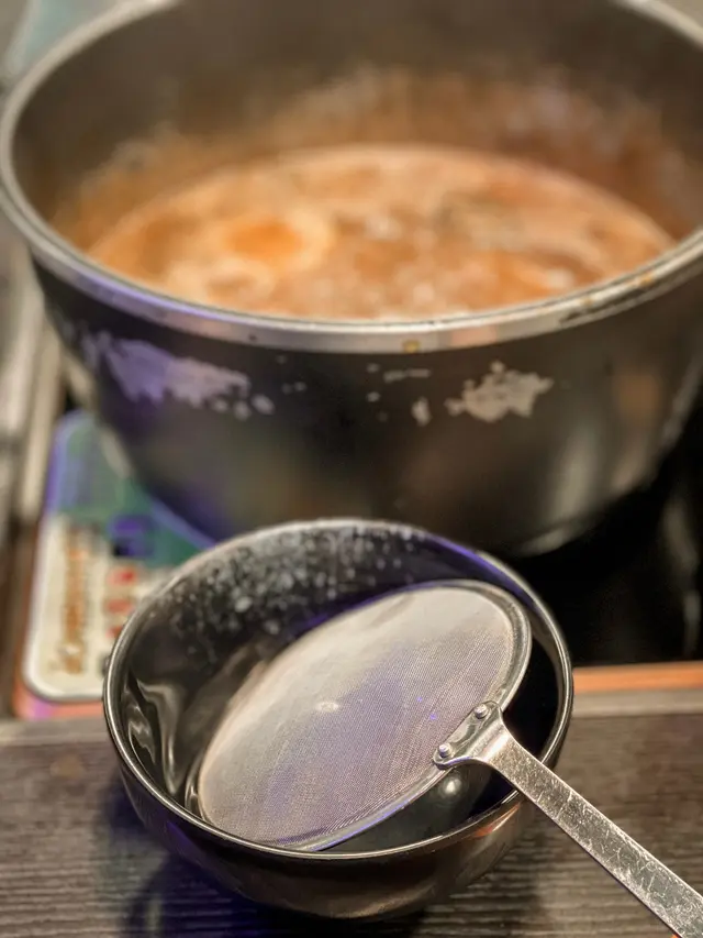 吃了一陣子,店員遞上隔油勺,讓我們可以去除湯底表面的油脂。非常貼心!