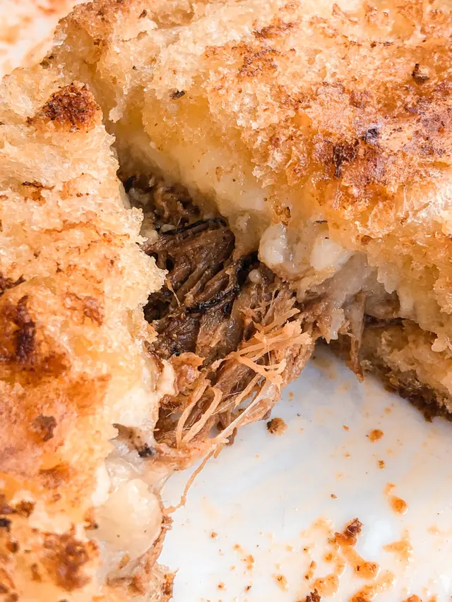 真係超級大份 塊包目測有成20 cm 兩隻手掌咁長 塊包烤得啱啱好 好香脆 內餡係豬肉 豬肉好淋 調味啱啱好 唔會過鹹 另外仲有啲芝士 切起嚟仲有拉絲效果 夠晒邪惡 (圖三)