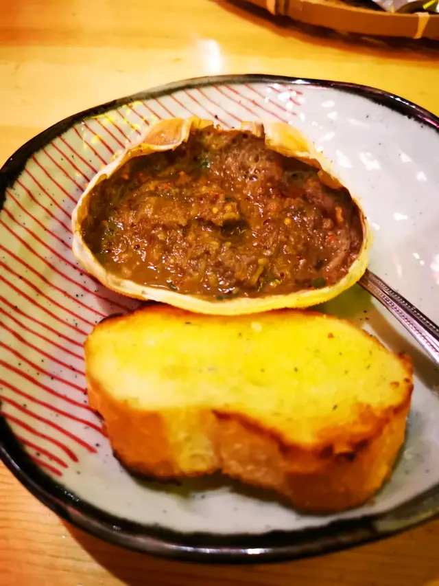 蟹膏混合味噌非常鮮甜,而配合牛油燒的法包食更添口感