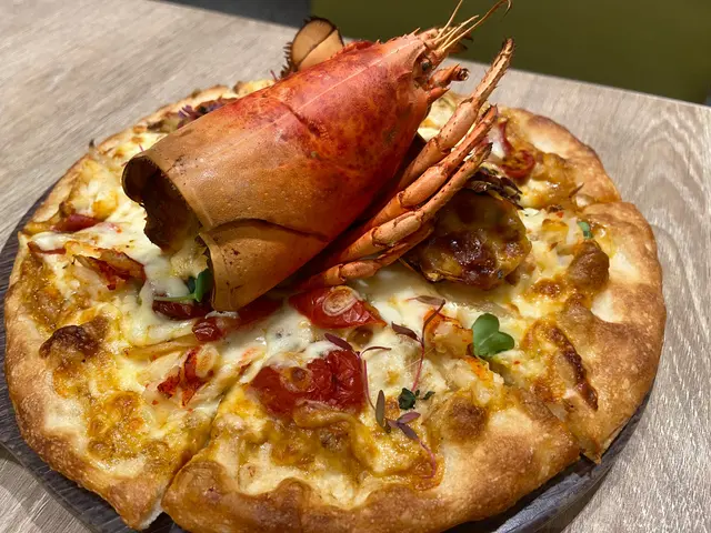 原隻火焰焗釀龍蝦🦞披薩