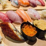 雖然說是限期放題，但品質和出面的完全不一樣，一開始是一個sushi  set  之後可以加選你喜歡的。女性來説可能這一sushi  set  已經飽了，而日本人waiter  很有禮貌.  不錯的一餐。