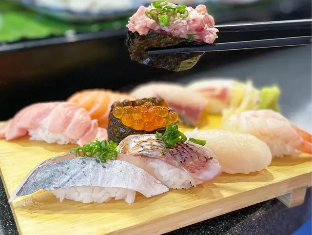 拖羅同油甘魚係我至愛，比起刺身飯嘅拖羅更勝一籌，每件嘅飯量唔會多，女仔絕對可以食晒10件 建議食左拖羅碎同三文魚籽先，以免紫菜淋左影響口感