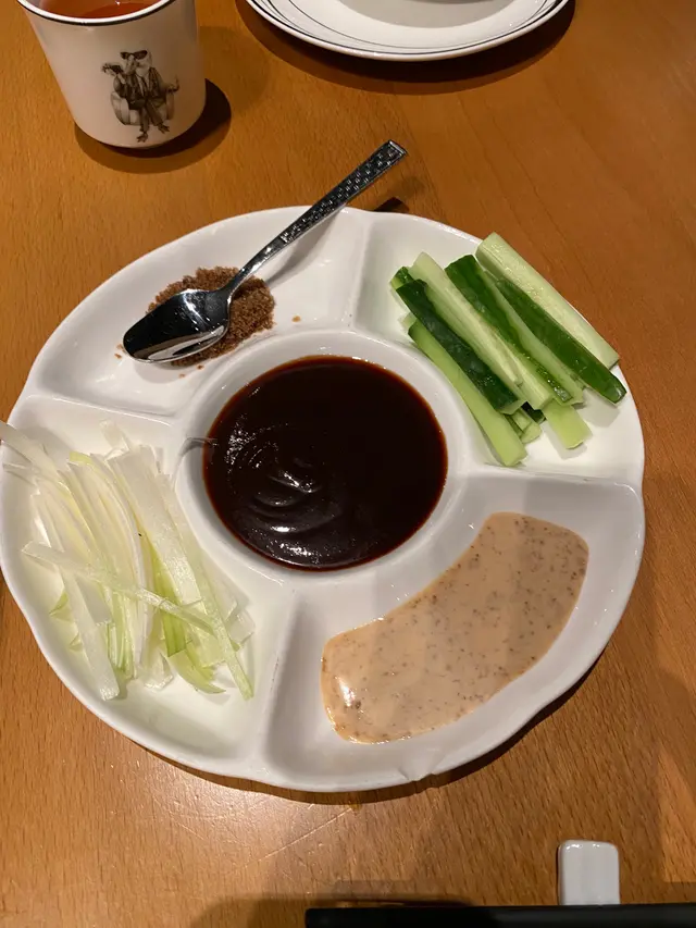 半隻都好大碟  醬料又特別  有芝麻醬