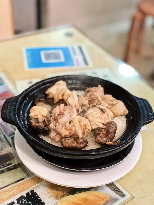 北菇滑雞煲仔飯