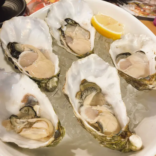 四眼姐姐話生蠔剛剛返貨，啱啱開緊相令我哋有冇興趣，前菜一於叫咗佢，即開即食，新鮮美味送入口