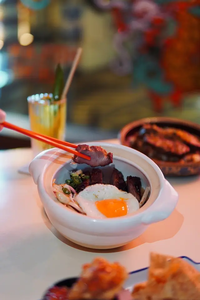 二十四小時慢煮伊比利亞叉燒，配煎日本太陽蛋，紅洋蔥漬，香噴噴香蔥豬油撈飯