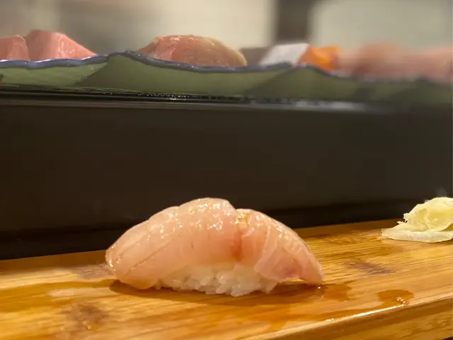 間八魚係日本被認為最高級壽司,因為漁獲量很低,口感幼滑細膩、風味鮮甜。