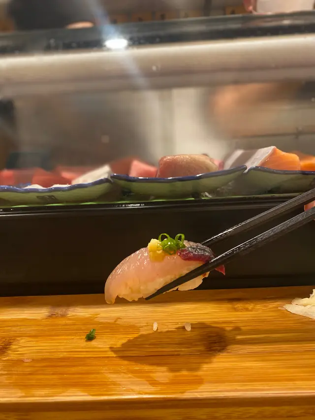 飛魚係白身魚,入口甘香清爽,還富有嚼勁!另外飛魚肉肉質易散開,所以每片都切得又薄又透,好考師傅的專業刀工。