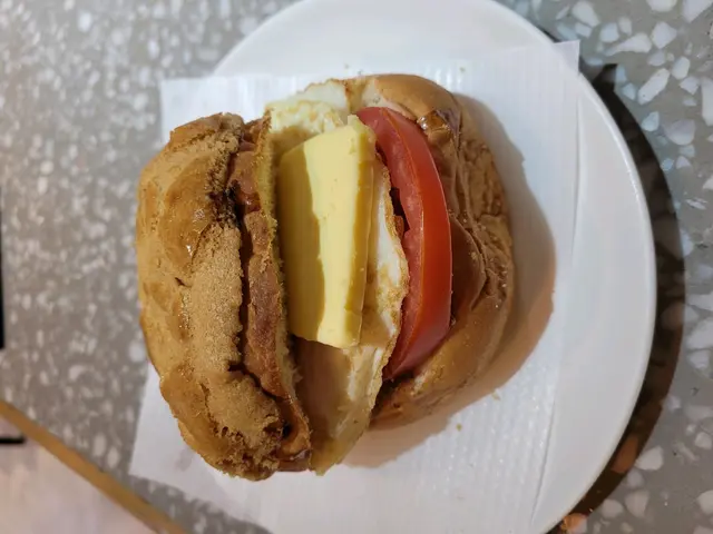 招牌菠蘿包。有一塊牛油，一隻流心荷包旦，一片蕃茄，個包熱，又鬆又脆但又唔係好甜。未食過咁好味嘅菠蘿包。