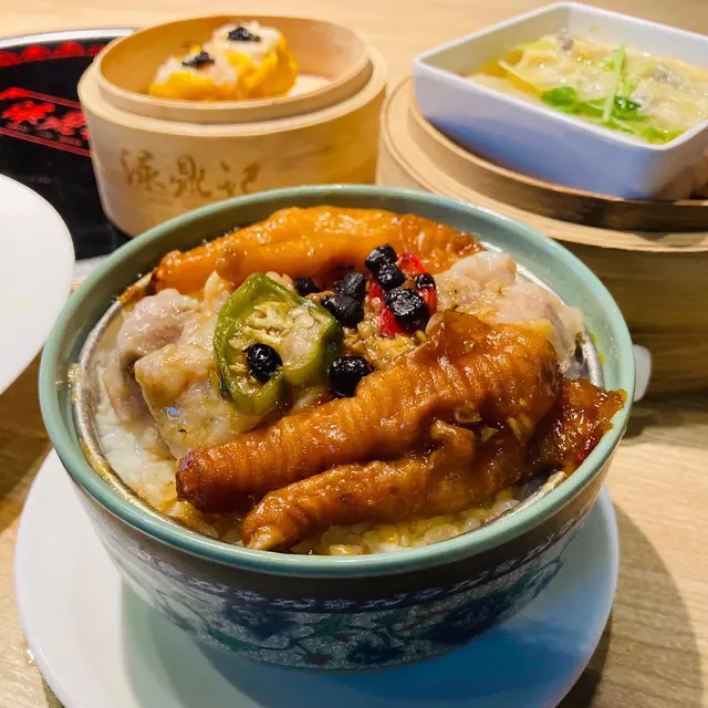 鳳爪足足俾咗三舊,而排骨份量亦唔少,仲可以自由加添豉油,飯食落都幾輕營🥰🥰