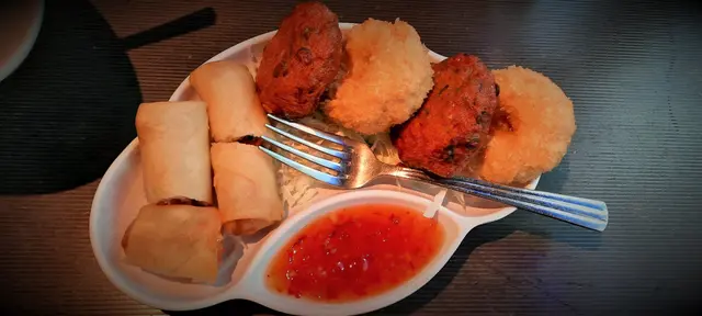 泰式拼盤~(蝦餅,魚餅,素菜春卷)全部都好新鮮又夠熱(好味),不過分量吳算多,每款兩件