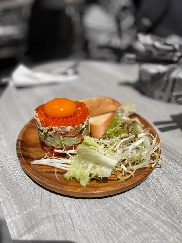 煙三文魚牛油果蟹籽沙律